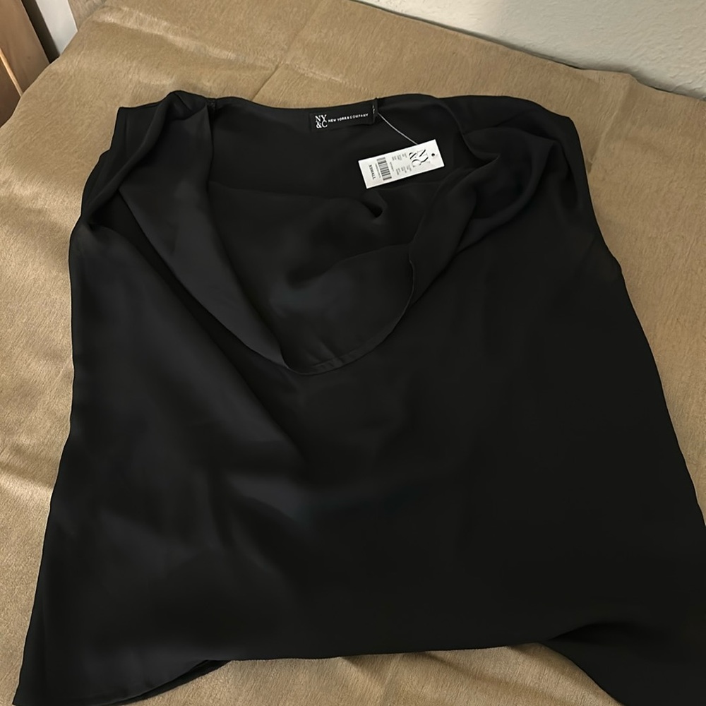 NWT NY&C cap sleeve, cowl neck blouse in classic black color, sz XS.
